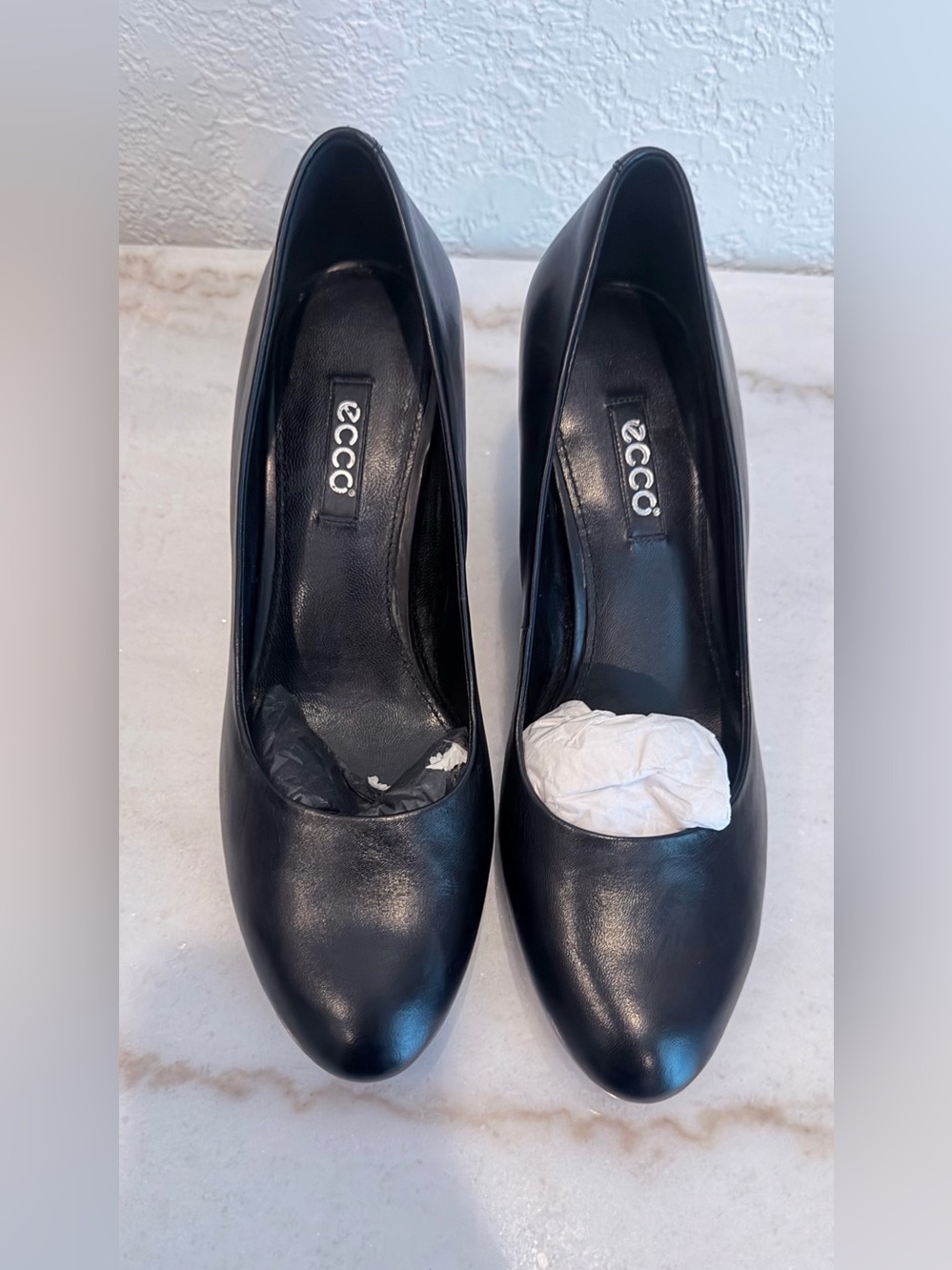 Ecco Black Leather Classic Pointed-Toe Pumps